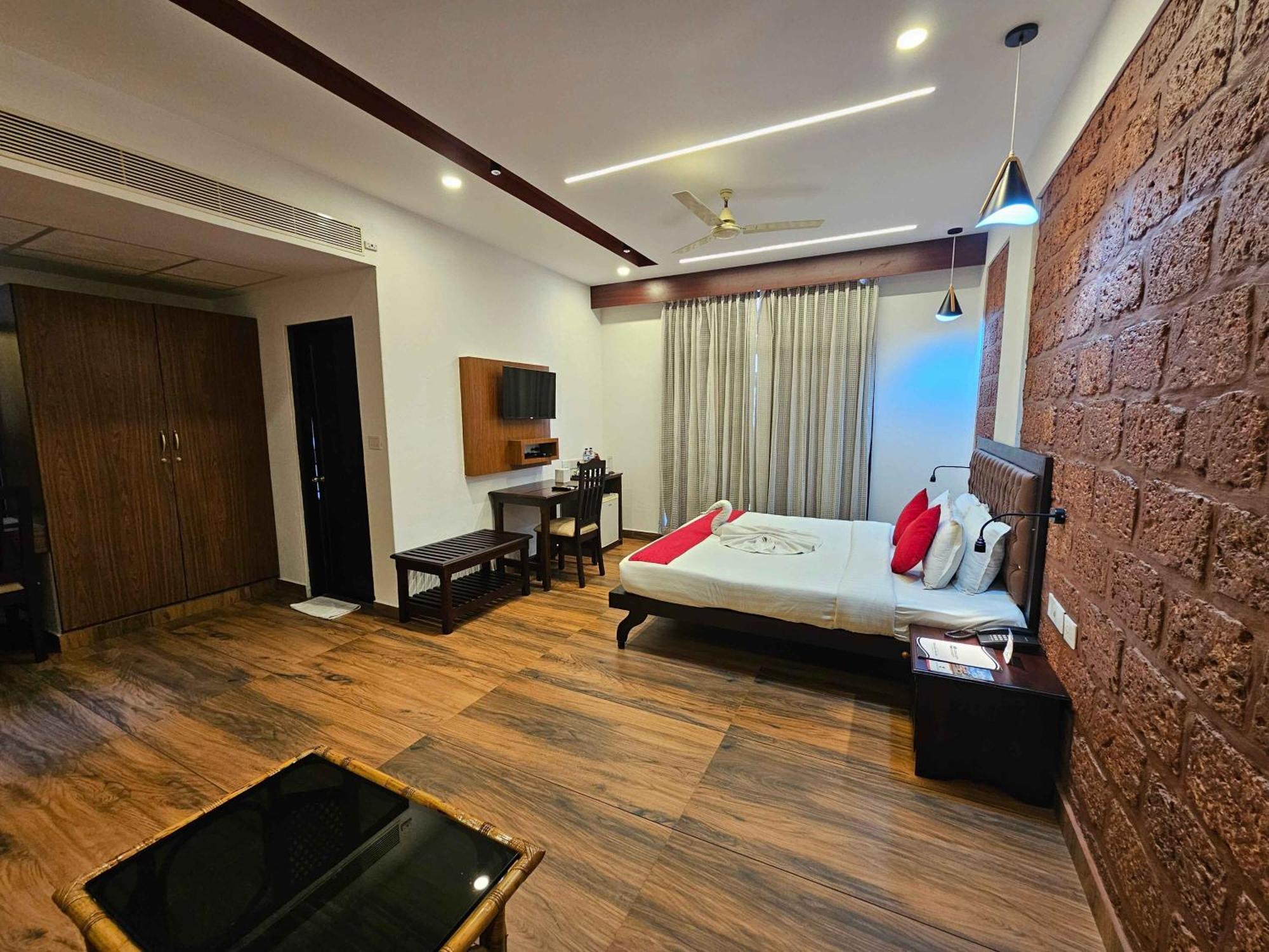 Nirmallyam Residency Hotel Edappal Экстерьер фото